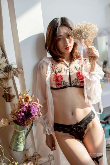 美女自我安慰